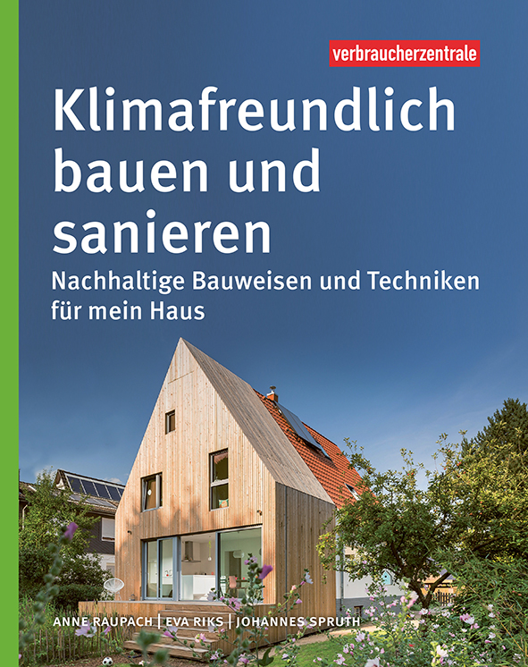 Cover des Ratgebers "Klimafreundlich bauen und sanieren": Vor blauem Himmel sieht man ein Haus mit einem moderne Anbau aus Holz. Um das Haus herum stehen Bäume