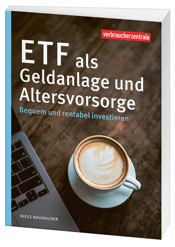 Cover des Ratgebers "ETF als Geldanlage und Altersvorsorge": Auf einem dunklen Holztisch steht eine mit Kaffee und Milchschaum gefüllte Kaffeetasse. Am rechten Rand erkennt man die Tastatur eines Laptops