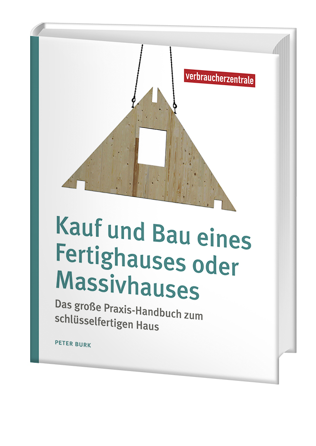 Cover des Ratgebers "Kauf und Bau eine Fertighauses oder Massivhauses": Vor einem weissen Hintergrund schwebt an zwei Seilen ein fertiges Dach-Bauteil in der Mitte des Bildes