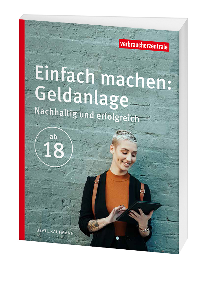 Cover des Ratgebers "Einfach machen: Geldanlage": Ein junge Frau mit kurzen Haaren steht vor einer grauen Wand undschaut auf ihr Laptop in ihrer linken Hand