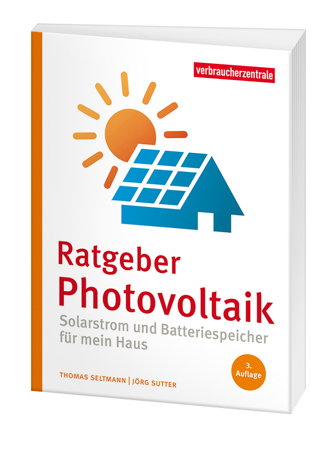 Cover von "Ratgeber Photovoltaik": Auf weissem Grund steht ein stilisiertes blaues Haus mit ratiertem Dach in der Anmutung einer Solaranlage. Hinter dem Haus geht die orange Sonne auf