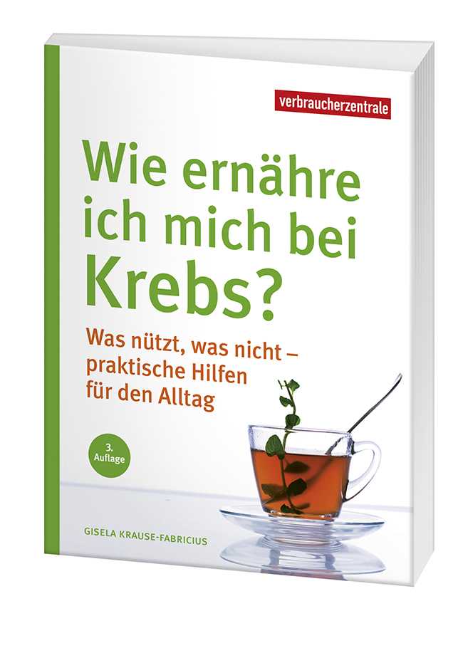 Cover des Ratgeers "Wie ernähre ich mich bei Krebs?": Vor weissem Hintergrund steht rechts ein durchsichtiges Glas mit bräunlichem Tee