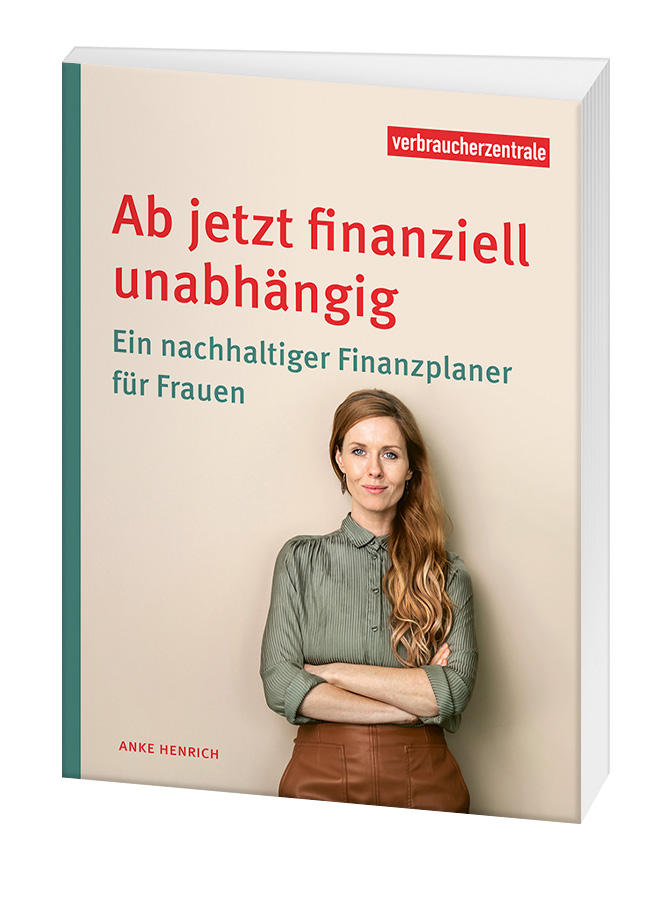 Cover des Ratgebers "Ab jetzt finanziell unabhängig": Eine Frau lehnt sich an eine Wand und schaut auf den Betrachter. Sie hat die Arme verschränkt.