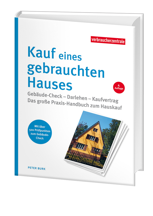 Cover des Ratgebers "Kauf eines gebrauchten Hauses": Vor weissem Hintergrund liegt rechts in der Ecke ein Stapel Bilder. Das oberste Bild zeigt das Photo eines alten Hauses