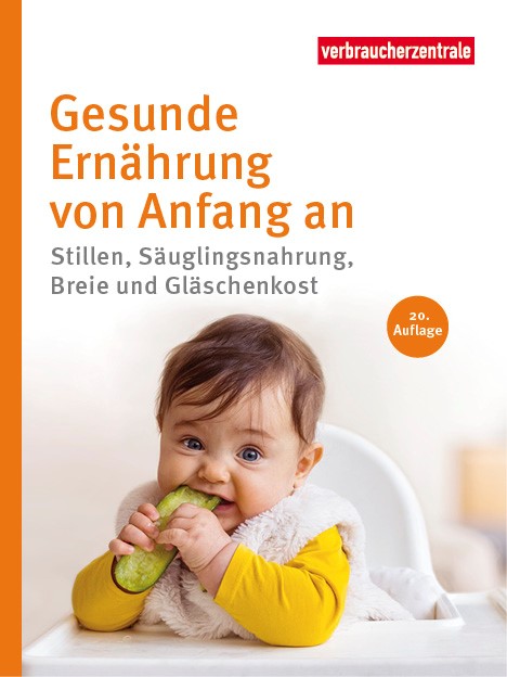 Cover des Ratgebers "Gesund Ernährung von Anfang an": Ein Baby sitzt aauf einem weissen Babystuhl und kaut genußvoll und angesrengt an einem Stück Gurke