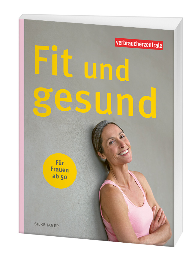 Cover des Ratgebers "Fit und gesund für Frauen ab 50". Man sieht eine Frau in sportlichem Outfit, die an einer grauem Wand lehnt und den Betrachter anlächelt.