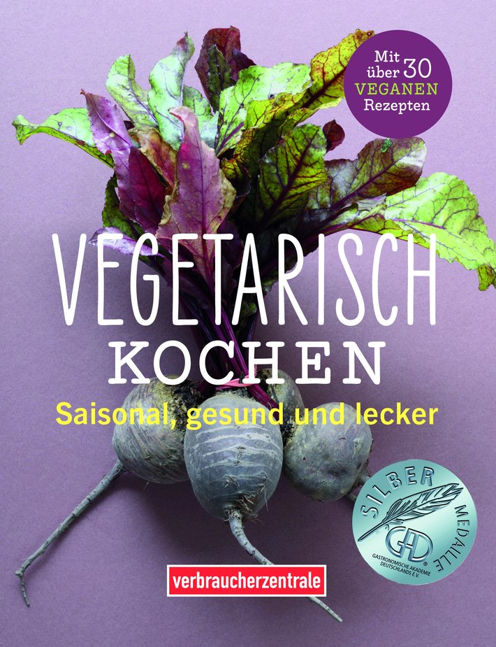 Cover des Ratgebers "Vegetarisch kochen": Auf dem violetten Hintergund liegen mittig drei Rote Beete-Wurzeln mit grünen Blättern