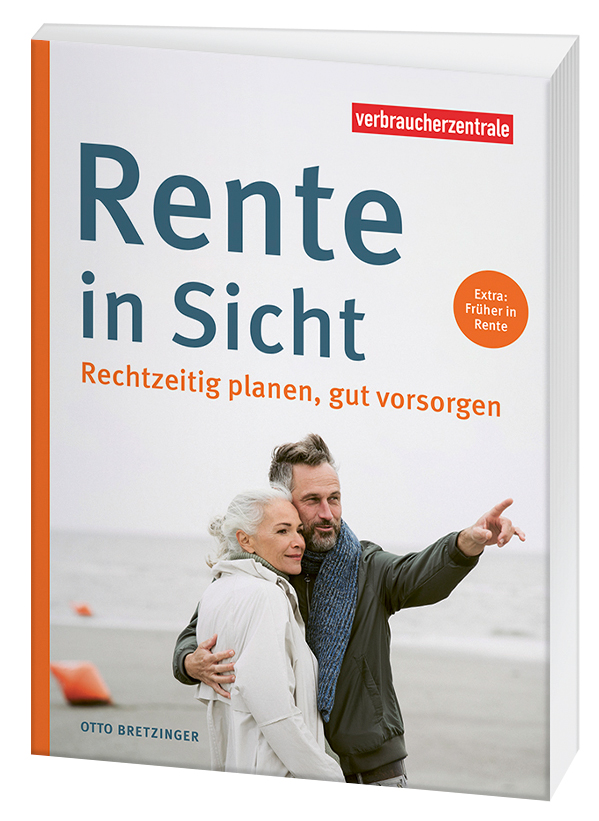 Cover des Ratgebers "Rente in Sicht": Ein Paar um die 60 steht an einem diesigen Strand. Beide haben wetterfeste Jacken an. Der Mannlegt seinen Arm um die Frau und beide  schauen in die Richtung, in die der Mann mit seiner linken Hand deutet