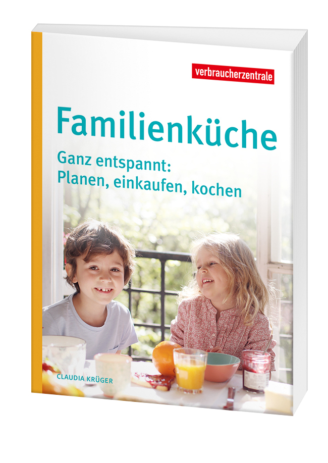 Cover des Ratgebers "Familienküche" Cover des Ratgebers "Familienküche": Zwei Kinder sitzen am Frühstückstisch vor einem Fenster mit Ausblick in den Garten. Das Mädchen schaut auf den etwa gleichaltrigen siebenjährigen Jungen. Auf dem Tisch erkennt man Müslischalen, eine Orange und Orangens