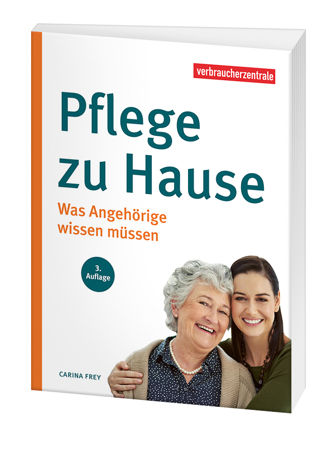 Cover des Ratgebers "Pflege zu Hause": Auf weissem Hintegrund sieht man die Oberkörper einer älteren und einer jüngeren Frau. Die jüngere Frau legt den Arm um die ältere Frau. Beide schauen den Betrachter an