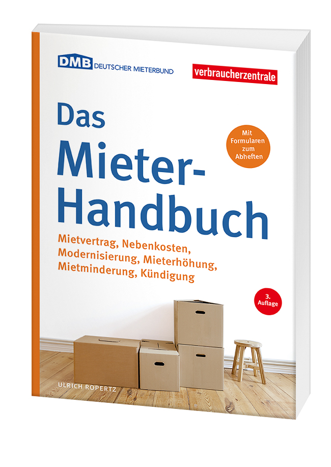 Cover des Ratgebers "Das Mieter-Handbuch": Vor ener weissen Wand stehen vier geschlossene Umzugs-Kartons und ein Holzhocker auf einem Parkettboden