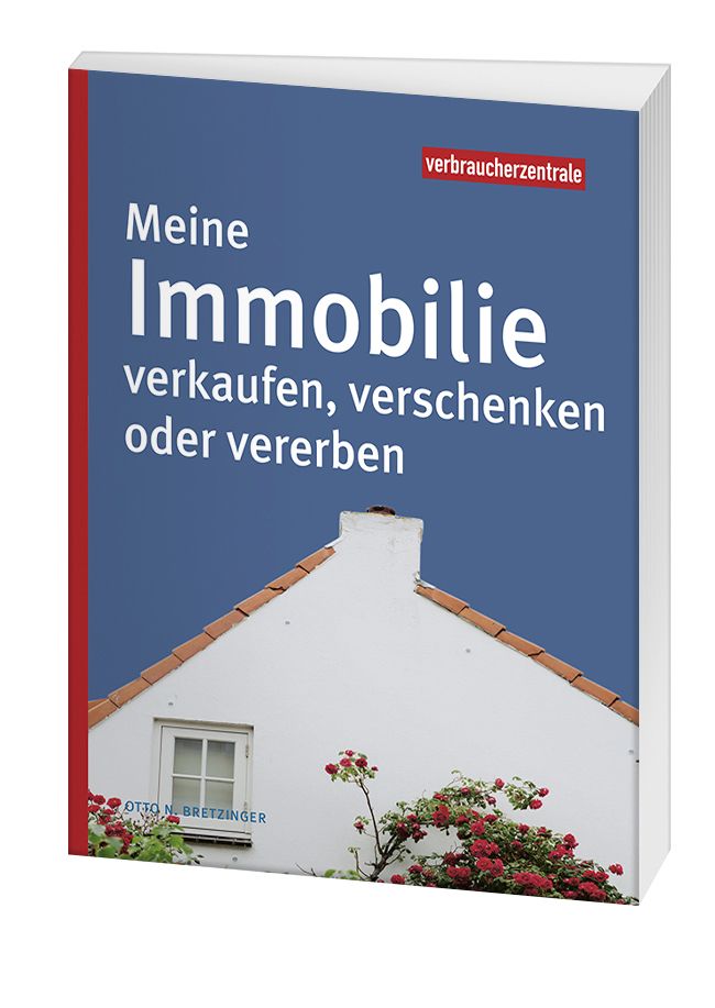 Cover des Ratgebers "Meine Immobilie verkaufen, verschenken oder vererben". Vor blauem Himmel sieht man die oberste schräge Etage mit einem kleinen Fenster eines alten Hauses. Im Vordergrund sieht man Büsche mit roten Blüten